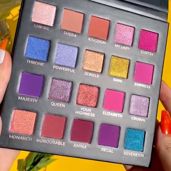 THE QUEEN EYE SHADOW PALETTE - Picture 2 of 11